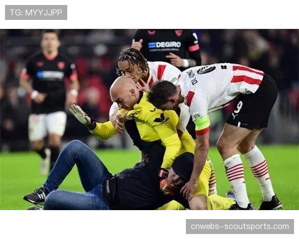 特写：门将双拳击出传中球后，与后卫紧急沟通站位