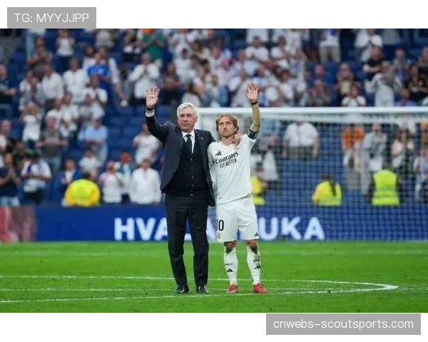 终场哨响,39岁的莫德里奇独自向伯纳乌看台鼓掌 终场哨响,39岁的莫德里奇独自向伯纳乌看台鼓掌