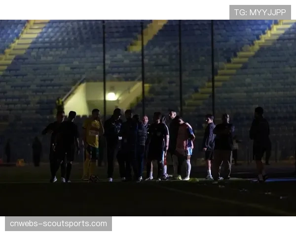 现场花絮：大雨致比赛中断，工作人员紧急处理球场积水